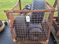 Gitterbox met diverse banden op velg - afbeelding 1 van  10