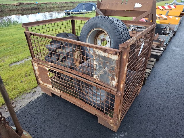 Gitterbox met diverse banden op velg - afbeelding 3 van  10