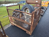 Gitterbox met diverse banden op velg - afbeelding 3 van  10