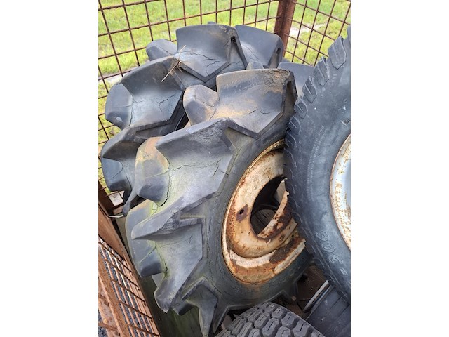 Gitterbox met diverse banden op velg - afbeelding 8 van  10