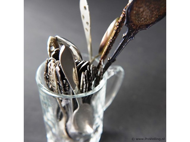 Glaasje met verzilverde lepeltjes - afbeelding 3 van  3