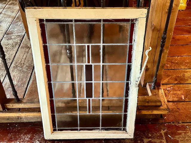 Glas-in-lood raam in houten kozijn - afbeelding 1 van  3