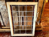 Glas-in-lood raam in houten kozijn - afbeelding 1 van  3