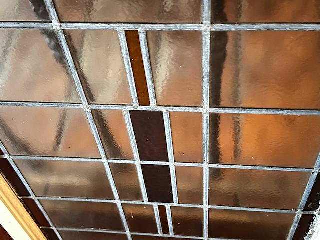 Glas-in-lood raam in houten kozijn - afbeelding 3 van  3