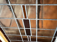 Glas-in-lood raam in houten kozijn - afbeelding 3 van  3