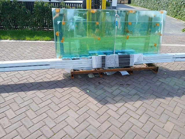 Glaswand (helder veiligheids glas) 2.5m hoog x 5m lang - afbeelding 1 van  7