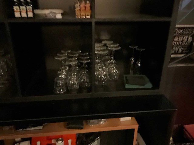 Glaswerk en diverse bar benodigdheden - afbeelding 1 van  9