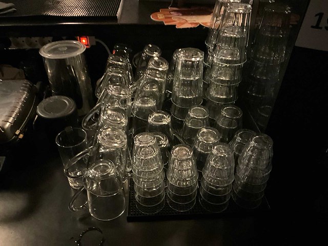 Glaswerk en diverse bar benodigdheden - afbeelding 9 van  9
