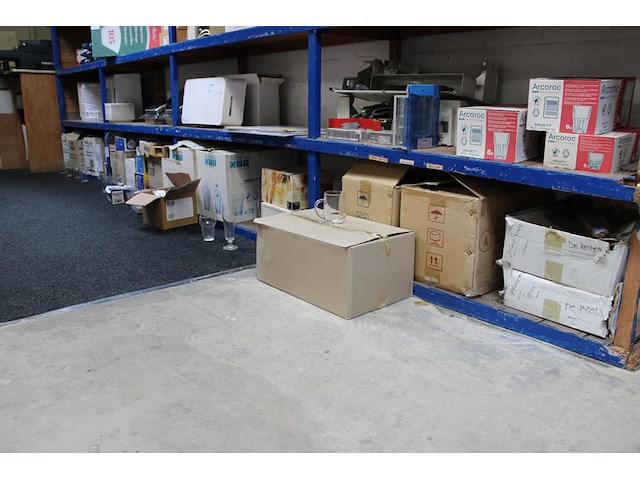 Glaswerk en polycarbonaat glazen in grote diversiteit op 4 schappen. - afbeelding 1 van  5