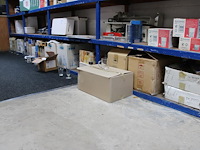 Glaswerk en polycarbonaat glazen in grote diversiteit op 4 schappen. - afbeelding 1 van  5