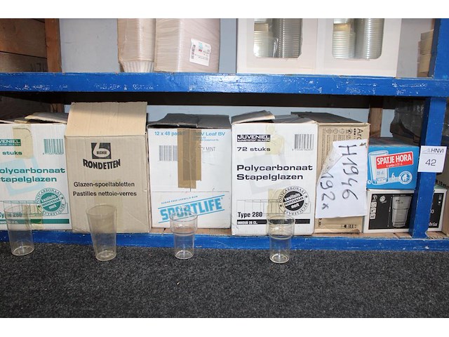 Glaswerk en polycarbonaat glazen in grote diversiteit op 4 schappen. - afbeelding 2 van  5