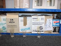 Glaswerk en polycarbonaat glazen in grote diversiteit op 4 schappen. - afbeelding 2 van  5