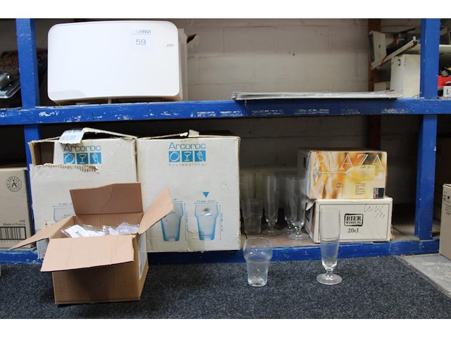 Glaswerk en polycarbonaat glazen in grote diversiteit op 4 schappen. - afbeelding 4 van  5
