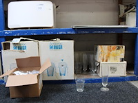 Glaswerk en polycarbonaat glazen in grote diversiteit op 4 schappen. - afbeelding 4 van  5