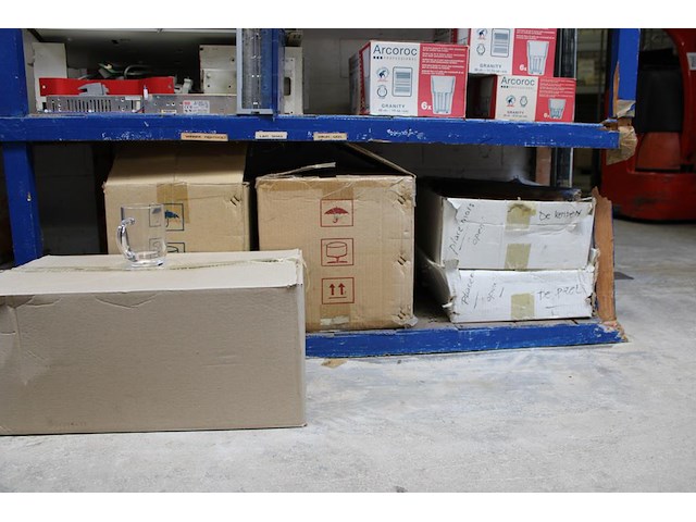 Glaswerk en polycarbonaat glazen in grote diversiteit op 4 schappen. - afbeelding 5 van  5