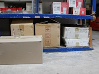Glaswerk en polycarbonaat glazen in grote diversiteit op 4 schappen. - afbeelding 5 van  5