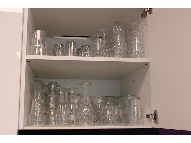 Glaswerk in kast w.o. wijn, fris en waterglazen. - afbeelding 1 van  2