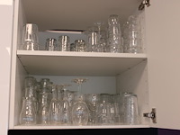 Glaswerk in kast w.o. wijn, fris en waterglazen.