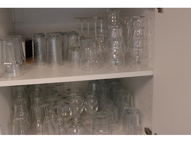 Glaswerk in kast w.o. wijn, fris en waterglazen. - afbeelding 2 van  2