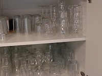 Glaswerk in kast w.o. wijn, fris en waterglazen. - afbeelding 2 van  2