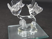 Glazen bloemen op spiegelplateau - afbeelding 2 van  5