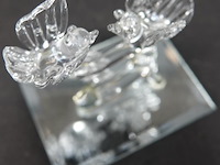 Glazen bloemen op spiegelplateau - afbeelding 4 van  5