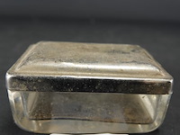 Glazen dekseldoos met verzilverde deksel - afbeelding 2 van  3