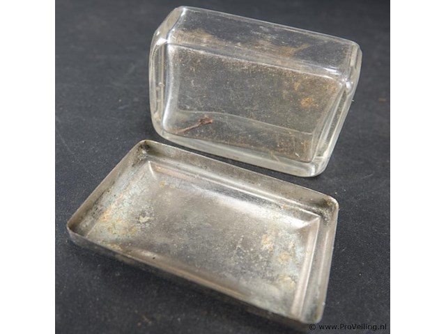 Glazen dekseldoos met verzilverde deksel - afbeelding 3 van  3