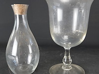 Glazen karaf en voetvaas - afbeelding 1 van  3