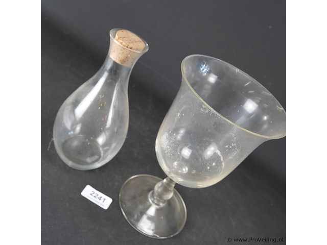 Glazen karaf en voetvaas - afbeelding 2 van  3