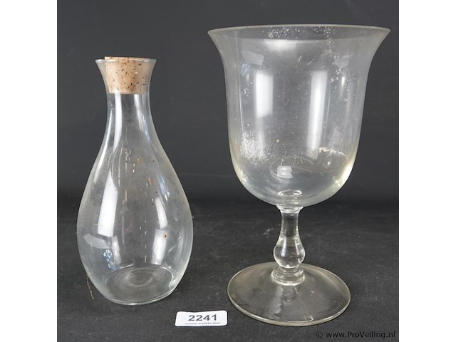 Glazen karaf en voetvaas - afbeelding 1 van  3