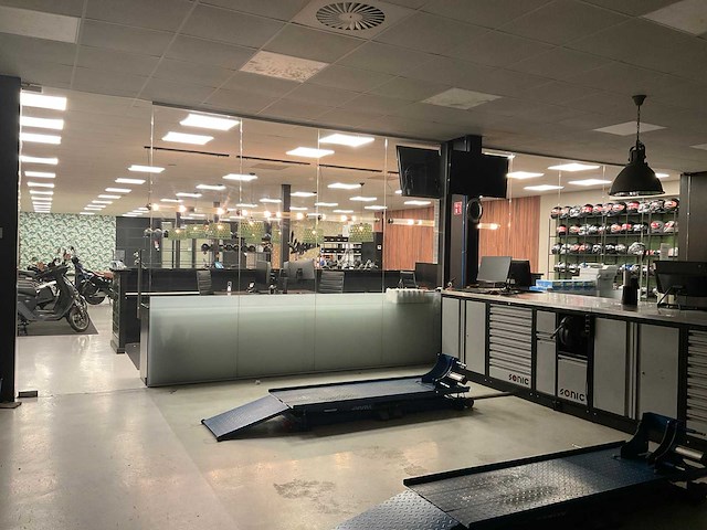 Glazen scheidingswand met 2 loopdeuren - afbeelding 1 van  12