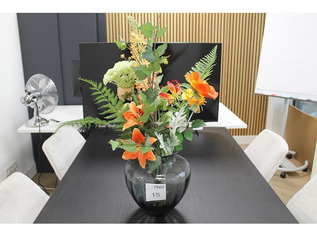 Glazen vaas met zijden bloemen. - afbeelding 1 van  1