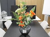 Glazen vaas met zijden bloemen. - afbeelding 1 van  1