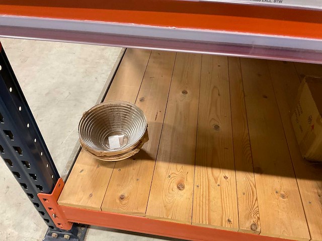 Glazen vazen, bakken, schalen - afbeelding 16 van  23