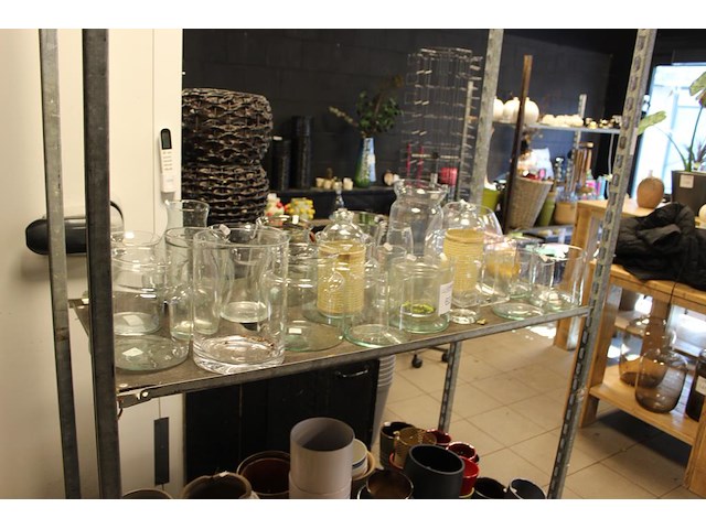 Glazen vazen op schap in diverse maten en uitvoeringen. - afbeelding 1 van  2