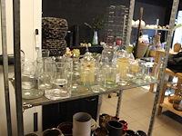 Glazen vazen op schap in diverse maten en uitvoeringen. - afbeelding 1 van  2