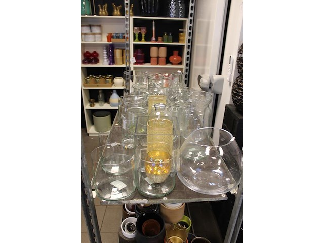 Glazen vazen op schap in diverse maten en uitvoeringen. - afbeelding 2 van  2