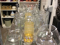 Glazen vazen op schap in diverse maten en uitvoeringen. - afbeelding 2 van  2