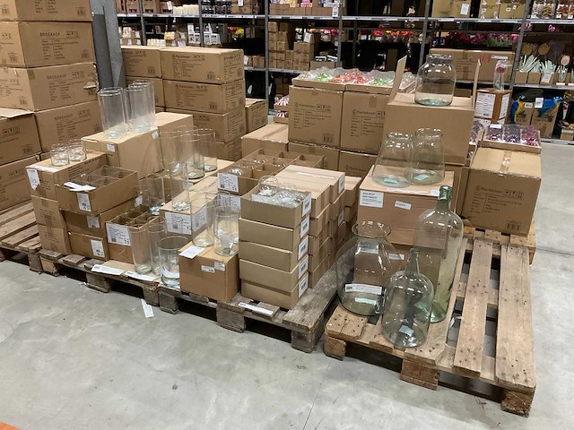 Glazen vazen, schalen - afbeelding 1 van  18