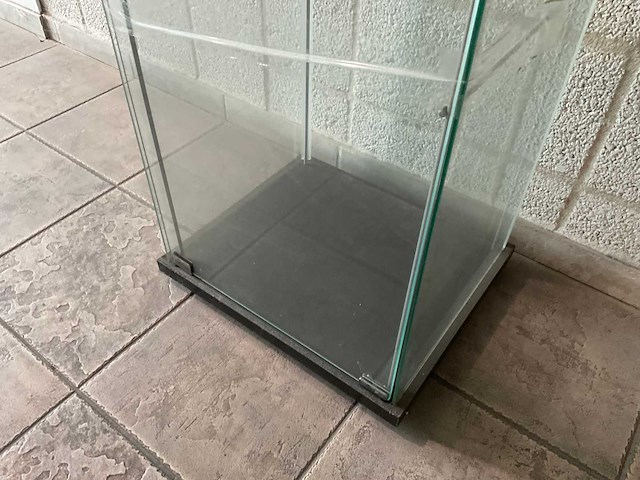 Glazen vitrinekast - afbeelding 2 van  2