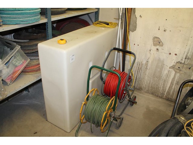Glazenwassysteem bestaande uit waterreservoir ca 400l, accu en waterpomp in bak op hondje, twee haspels met... - afbeelding 1 van  5