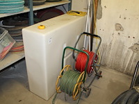 Glazenwassysteem bestaande uit waterreservoir ca 400l, accu en waterpomp in bak op hondje, twee haspels met... - afbeelding 1 van  5