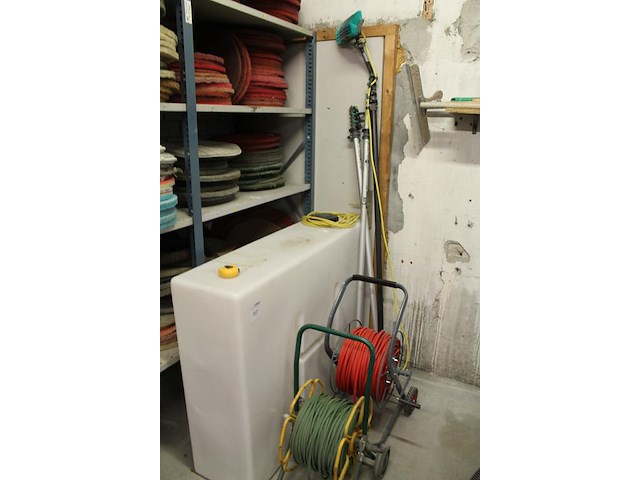 Glazenwassysteem bestaande uit waterreservoir ca 400l, accu en waterpomp in bak op hondje, twee haspels met... - afbeelding 2 van  5