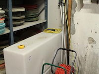 Glazenwassysteem bestaande uit waterreservoir ca 400l, accu en waterpomp in bak op hondje, twee haspels met... - afbeelding 2 van  5