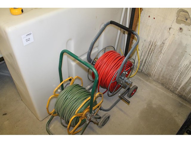 Glazenwassysteem bestaande uit waterreservoir ca 400l, accu en waterpomp in bak op hondje, twee haspels met... - afbeelding 3 van  5
