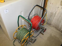 Glazenwassysteem bestaande uit waterreservoir ca 400l, accu en waterpomp in bak op hondje, twee haspels met... - afbeelding 3 van  5