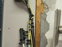 Glazenwassysteem bestaande uit waterreservoir ca 400l, accu en waterpomp in bak op hondje, twee haspels met... - afbeelding 4 van  5