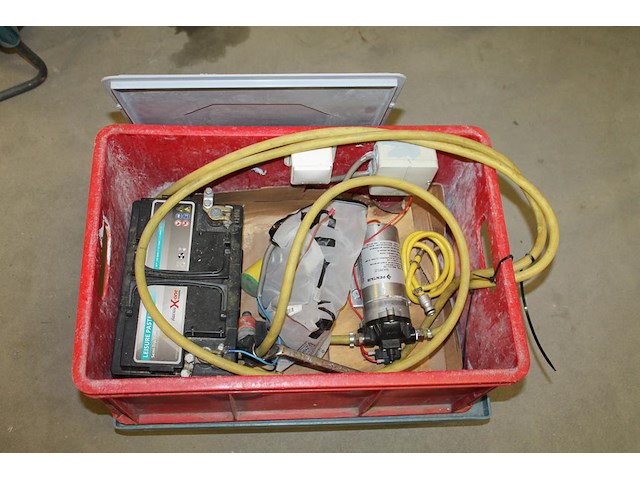 Glazenwassysteem bestaande uit waterreservoir ca 400l, accu en waterpomp in bak op hondje, twee haspels met... - afbeelding 5 van  5