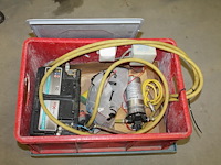 Glazenwassysteem bestaande uit waterreservoir ca 400l, accu en waterpomp in bak op hondje, twee haspels met... - afbeelding 5 van  5